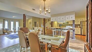 Standard House, 3 Bedrooms, 2 Bathrooms | In-room dining