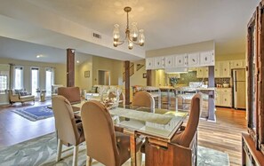 Standard House, 3 Bedrooms, 2 Bathrooms | In-room dining