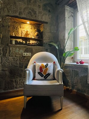 Standard Room, 2 Twin Beds | Living area | Books, music library, video library