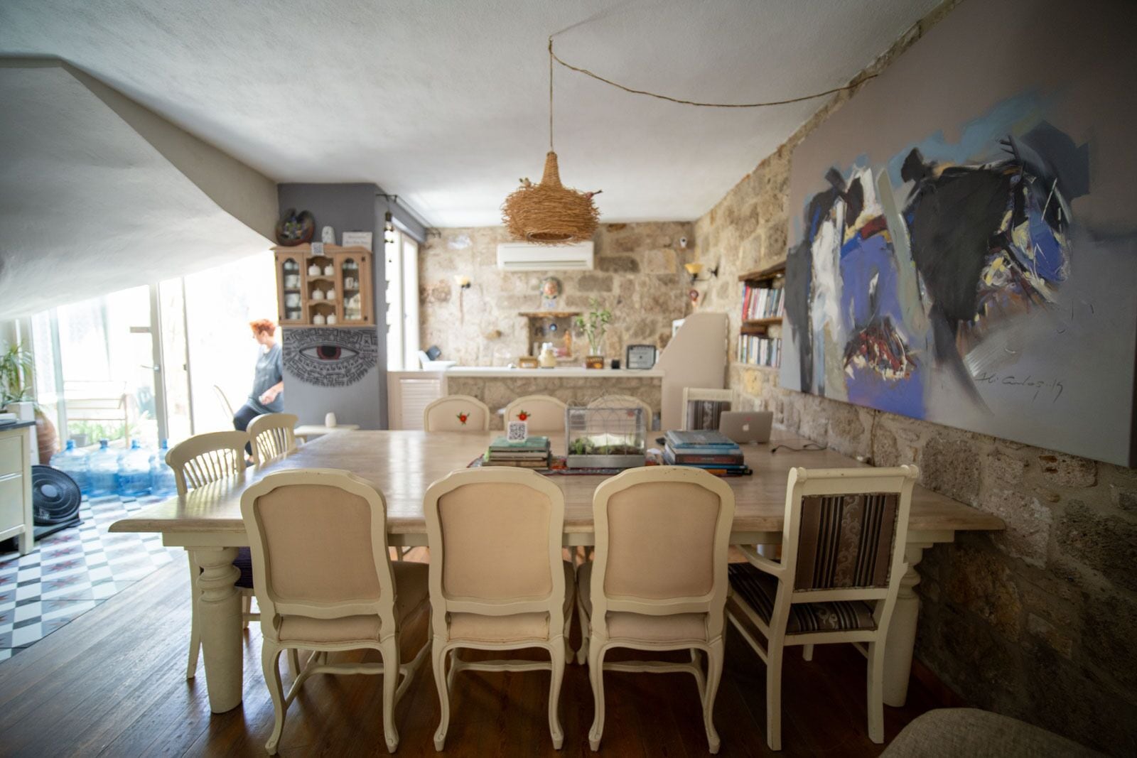 Buku, koleksi musik, dan koleksi video