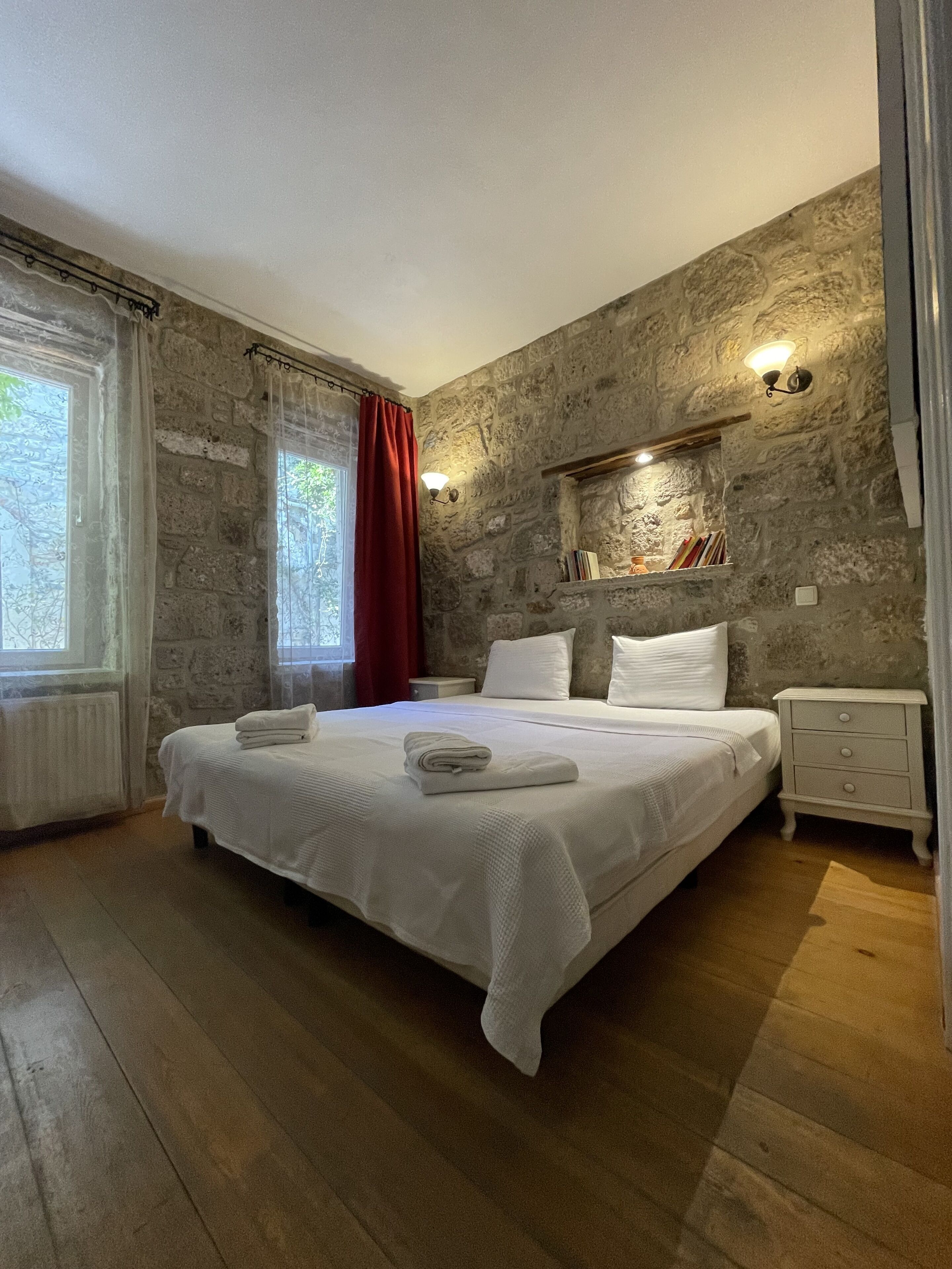 스탠다드룸, 싱글침 대 2개 | 저자극성 침구, 각각 다른 스타일의 인테리어, 각각 다르게 가구 비치, 노트북 작업 공간