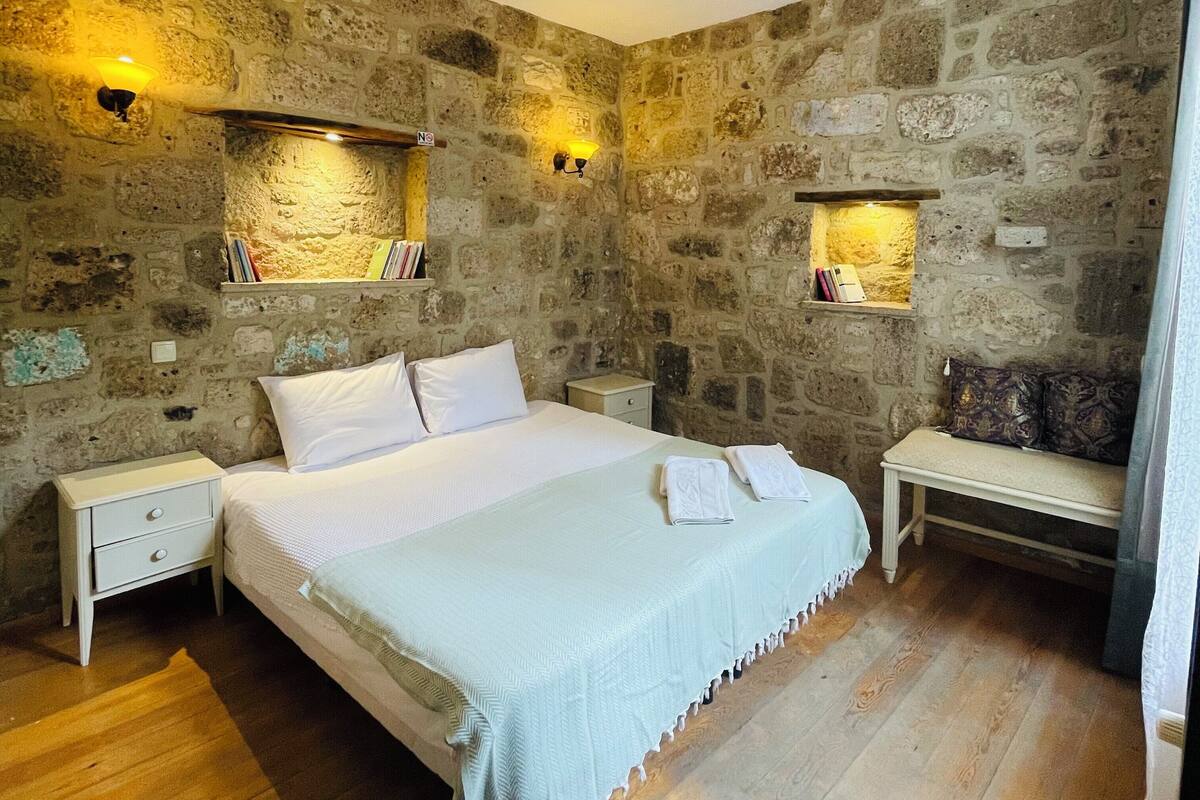 Standard Room, 2 Twin Beds | Hypo-allergenic bedding available, laptop workspace