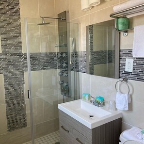 Shower, hydromassage showerhead, designer toiletries, bathrobes - Sunrise Inn (Wildwood)