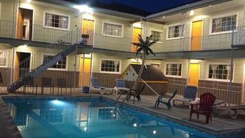 Una piscina al aire libre, camas de piscina gratis