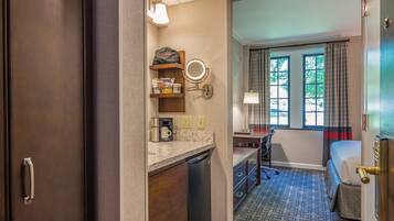 Standard Room, 1 Queen Bed, Non Smoking | Desk, blackout drapes, iron/ironing board, free WiFi
