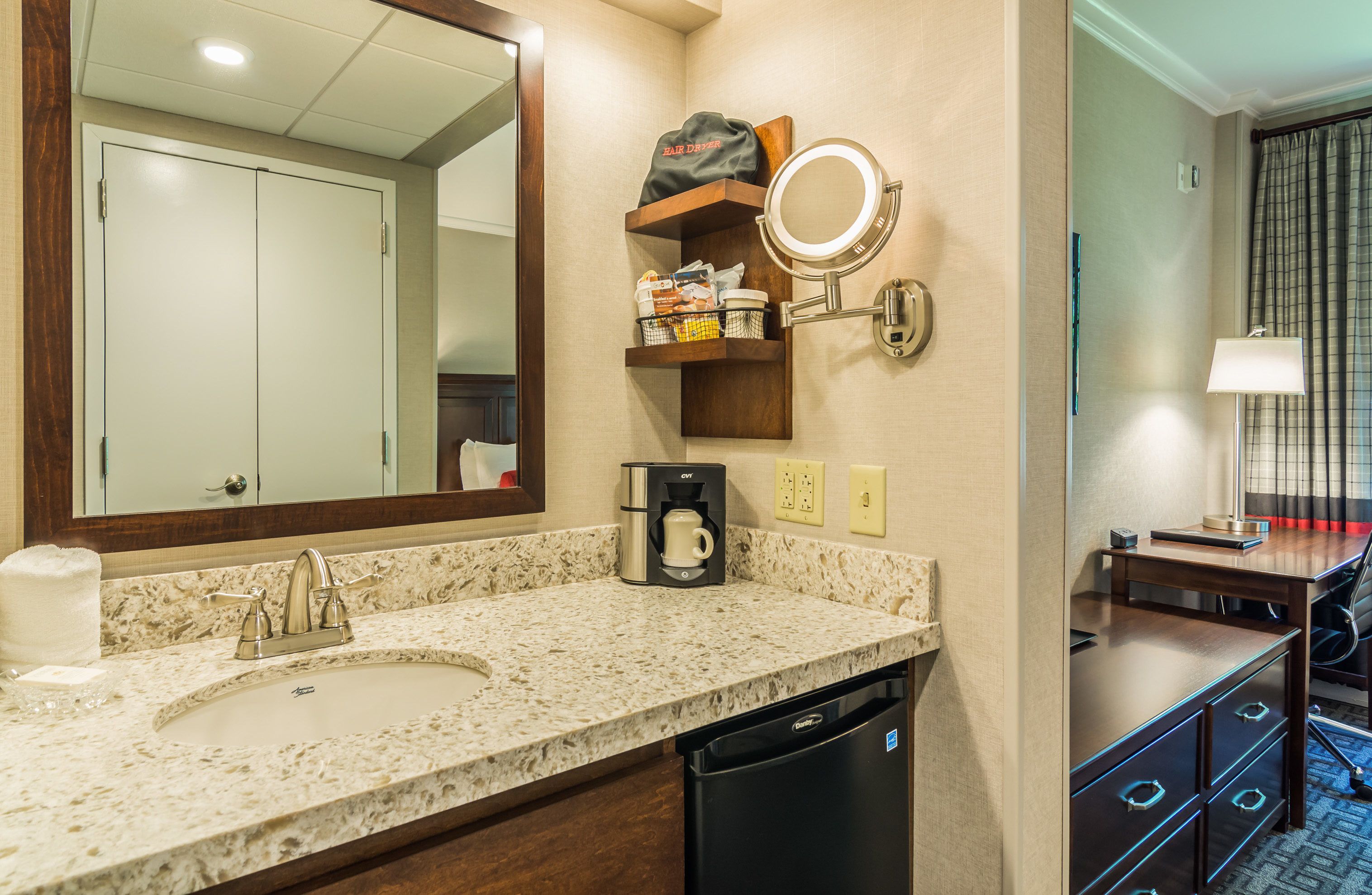 standard room, 1 queen bed, non smoking | coffee and/or coffee maker