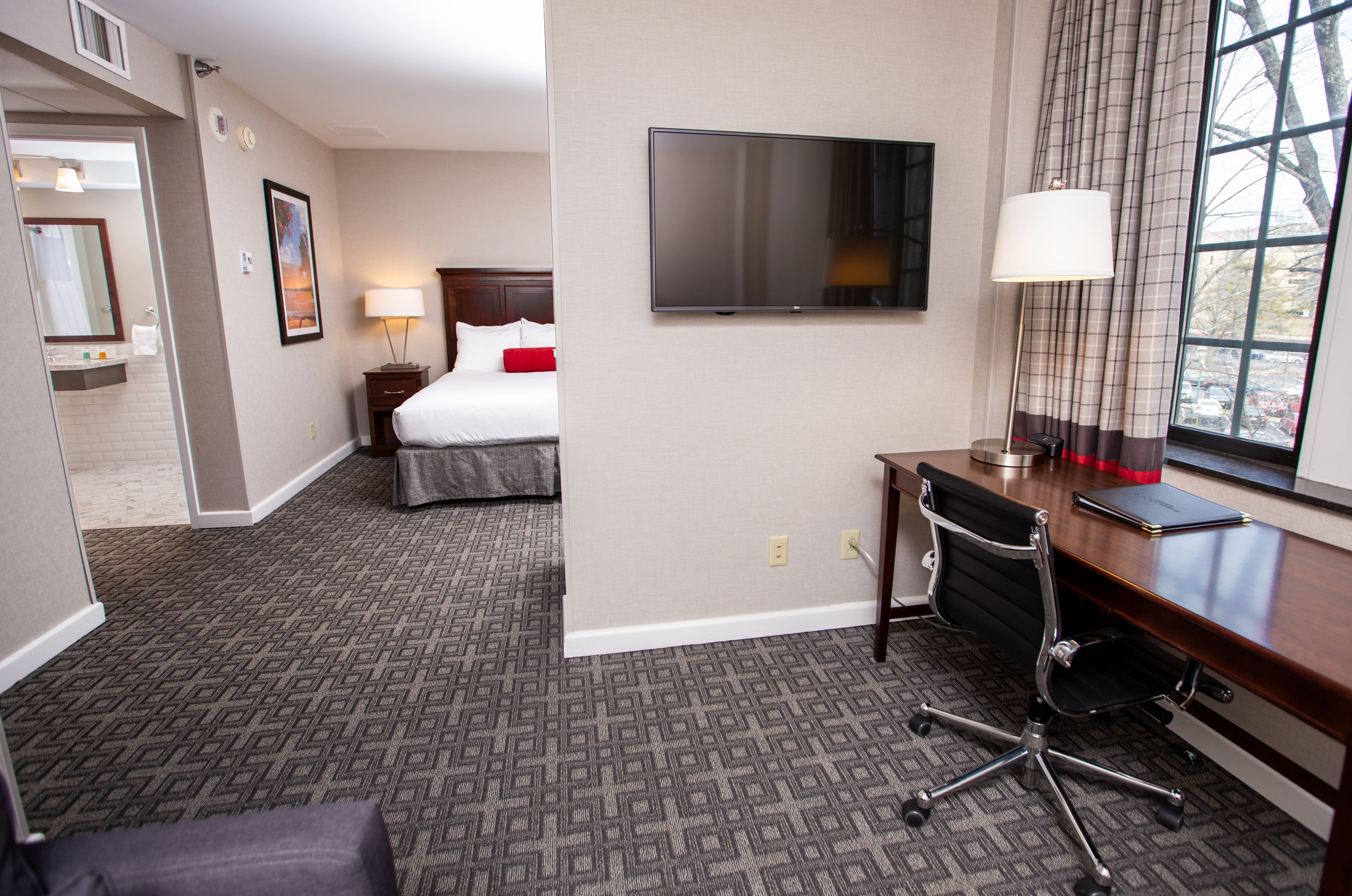 junior suite, 1 king bed with sofa bed, non smoking | living area | flat-screen tv