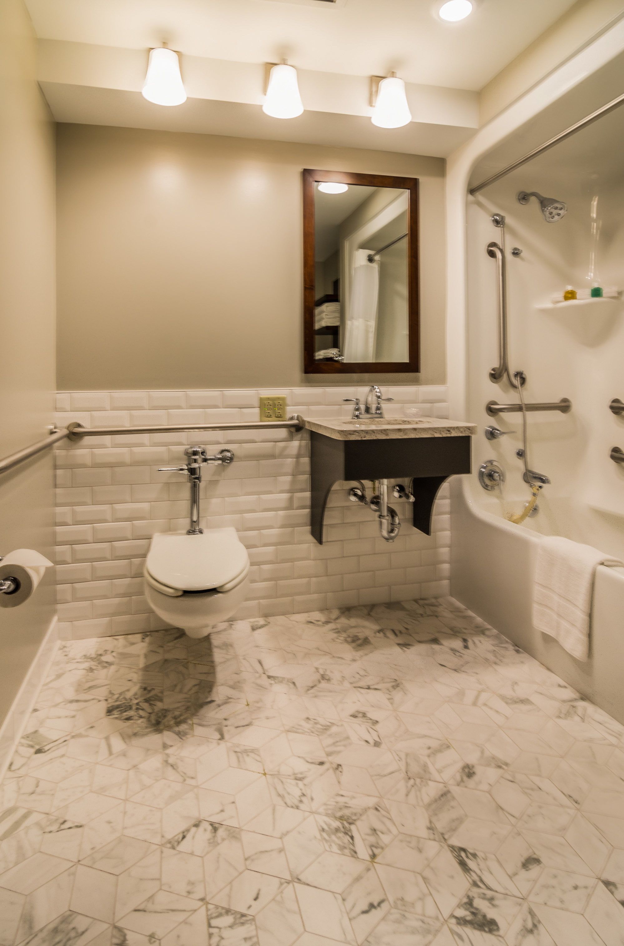 standard room, 1 king bed, accessible, non smoking | bathroom | combined shower/bathtub, free toiletries, hair dryer, towels