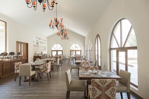 Der serveres morgenmad, frokost og lokale og internationale retter