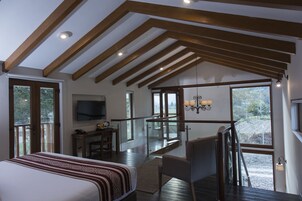 Bungalow Keluarga, 2 kamar tidur, pemandangan lembah | Minibar, brankas, meja kerja, dan setrika/meja setrika