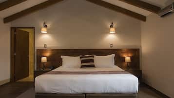 Standard Double Room | Minibar, in-room safe, desk, iron/ironing board