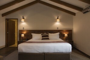 Chambre Standard double | Minibar, coffre-fort, bureau, fer et planche à repasser