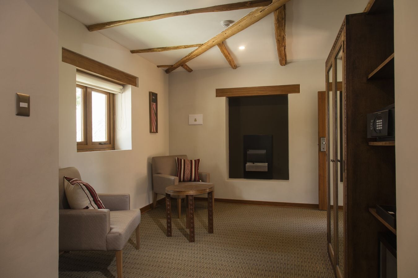 junior room, 1 king bed, valley view | minibar, in-room safe, desk, iron/ironing board