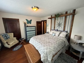 Traditional Single Room, 1 Queen Bed