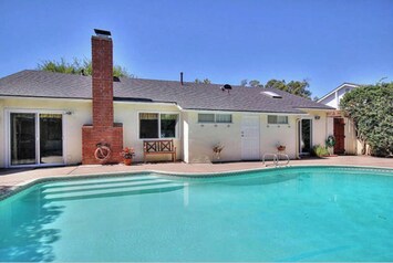 Private Pool, towels provided