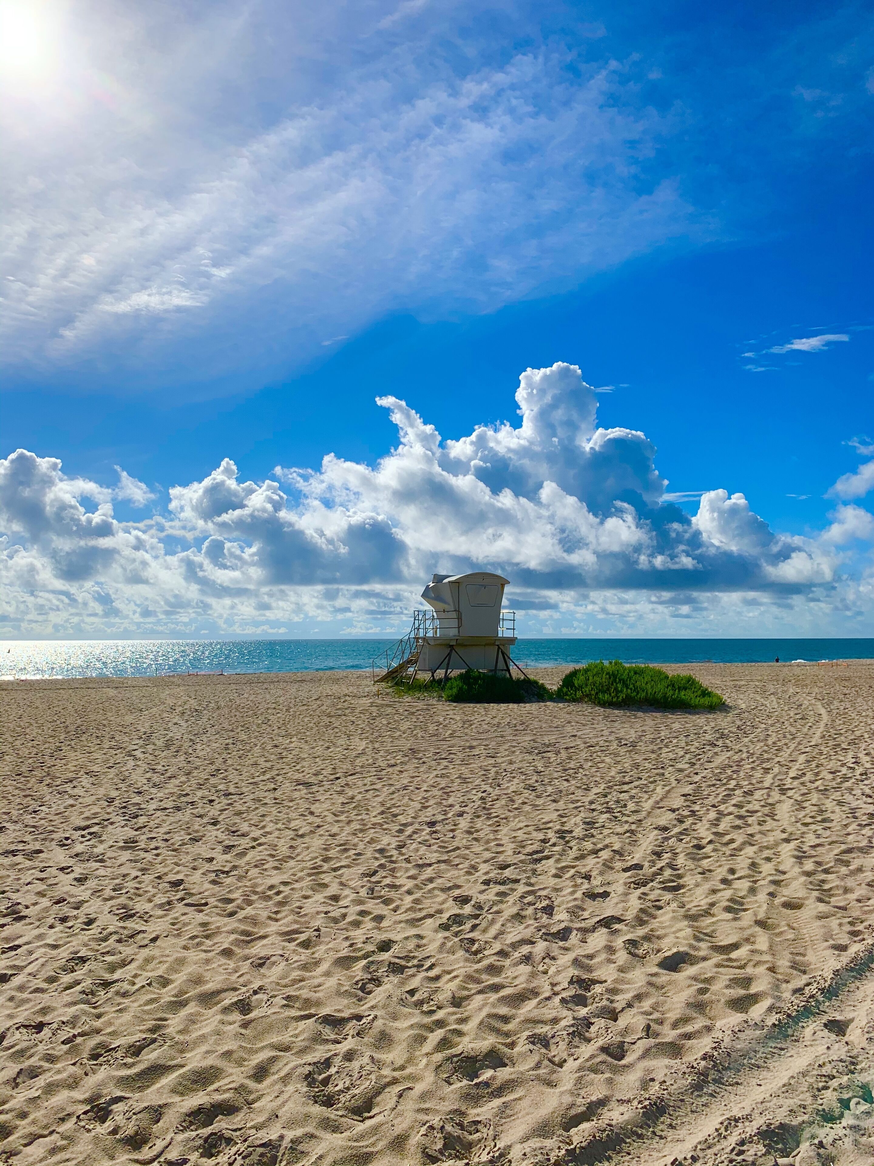 Plage, chaises longues, parasols, serviettes de plage