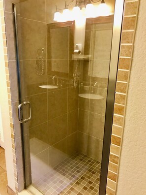 Douche, douche à « effet pluie », sèche-cheveux, serviettes fournies