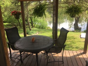 Outdoor dining - Mill Pond Hideaway (Luther)