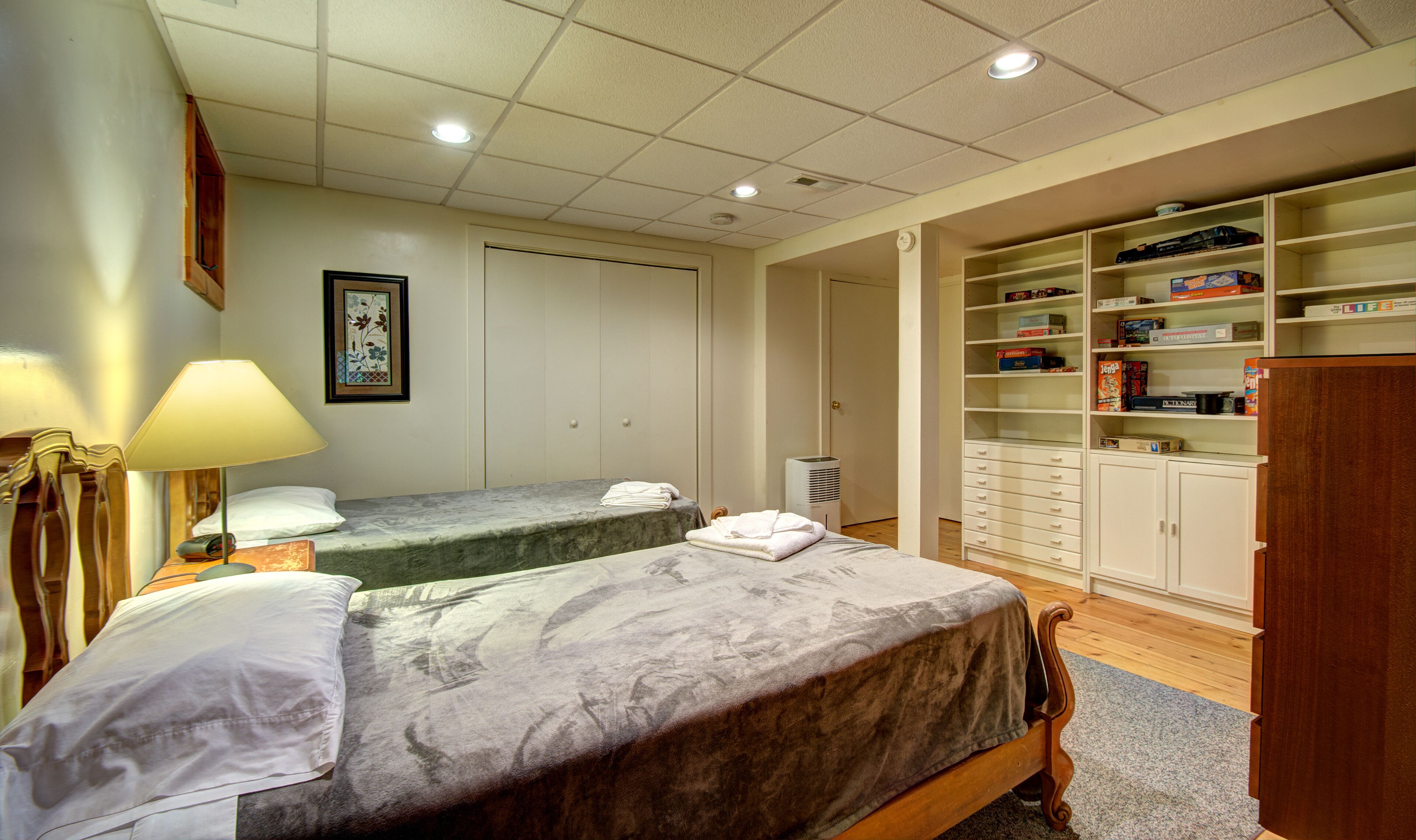 6 bedrooms, desk, iron/ironing board, travel cot