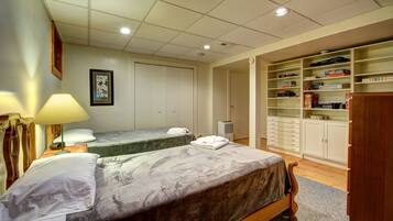 6 chambres, bureau, fer et planche Ă repasser, lit parapluie