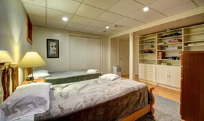 6 habitaciones, escritorio y tabla de planchar con plancha