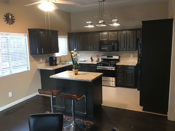 Réfrigérateur, micro-ondes, four, plaque de cuisson