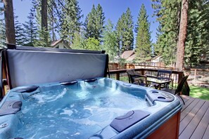 Outdoor spa tub - Dual Master Suites, Pool Table, 3500 Sq. ft, Luxury Home, 5 Bedroom, Discounts,  (South Lake Tahoe)