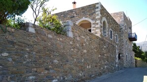 Un bâtiment en pierre donnant sur une rue pavée.