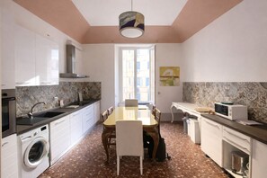 Kühlschrank, Mikrowelle, Herdplatte, Geschirrspüler