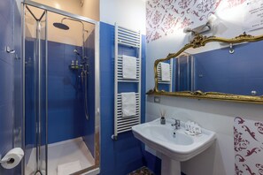 Shower, hair dryer, bidet, towels - Central Rome | 3BR · 3BA  Visconti Spacious Apartment (Roma)