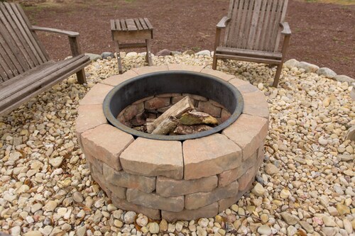 Welcoming Beach Cottage With Hot Tub & Fire pit, Just 1 ½ Blocks To The Beach!