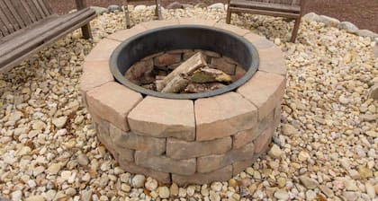 Welcoming Beach Cottage With Hot Tub & Fire pit, Just 1 ½ Blocks To The Beach!