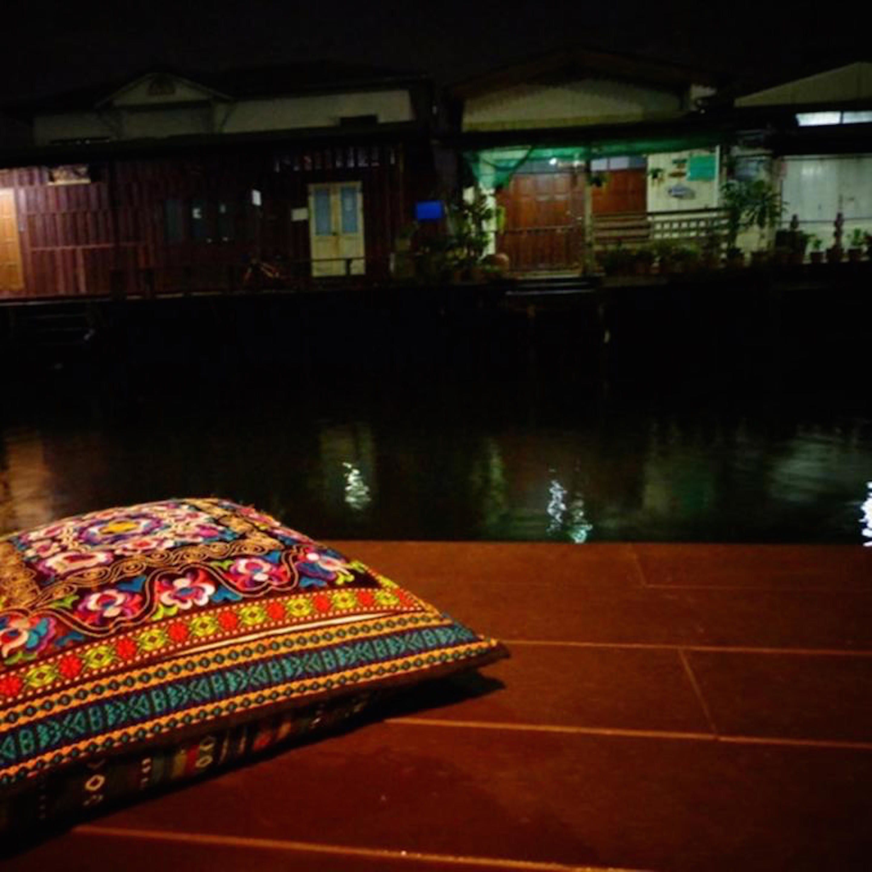 Una alfombra colorida con diseño sobre una superficie húmeda, probablemente cerca de una piscina.