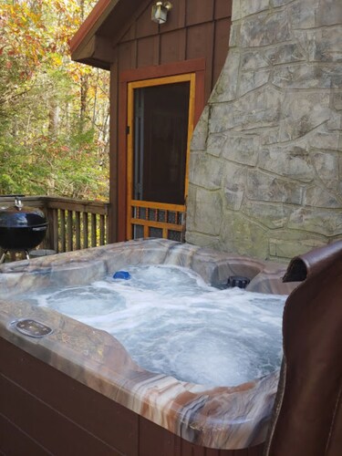 Magnolia Smokey Mtn Cabin with hot tub &  close to Cades Cove




