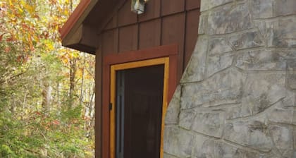 Magnolia Smokey Mtn Cabin with hot tub & close to Cades Cove