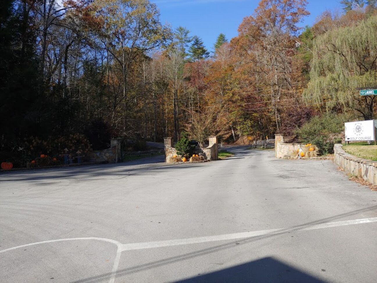Eine Straße führt zu einem verschlossenen Bereich mit einem Schild für 'Laurel Golf Course'.
