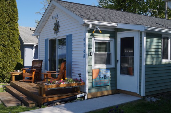 Terrace/patio - Lakefront 2 BR Cottage - Between Rochester and Niagara Falls (Kent)