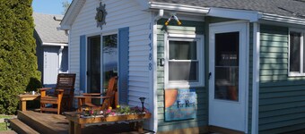 Lakefront 2 BR Cottage - Between Rochester and Niagara Falls 