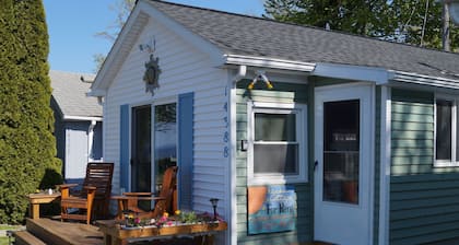 Lakefront 2 BR Cottage - Between Rochester and Niagara Falls