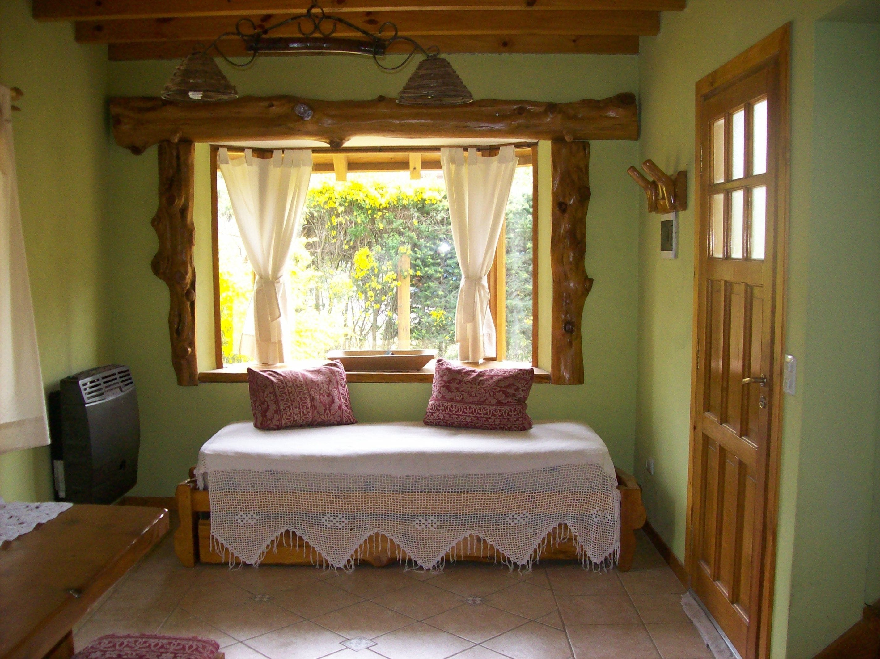 Cabin | Living room | 25-inch flat-screen TV with cable channels, TV