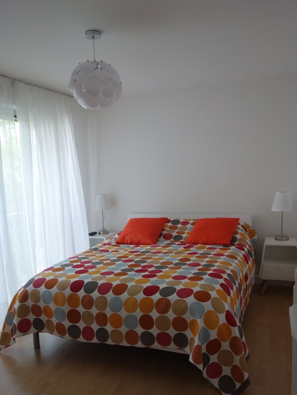 2 bedrooms, iron/ironing board, WiFi, bed sheets