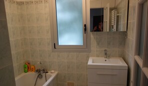 Badewanne, Haartrockner, Handtücher