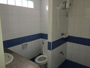 Shower, free toiletries, bidet, towels - SK Residence (Bangkok)