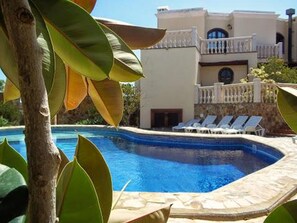 Een verwarmd zwembad