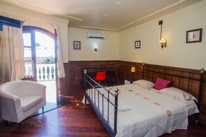 4 bedrooms, in-room safe, desk, iron/ironing board