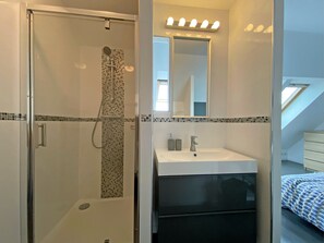 Ensemble baignoire-douche, baignoire à remous, séchoir à cheveux