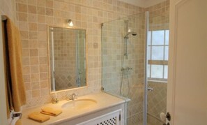 Séchoir à cheveux, serviettes fournies, papier de toilette