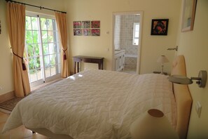3 quartos, ferros/tábuas de passar roupa, berço de viagem
