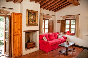 智能電視、壁爐、DVD 播放機、乒乓球設施