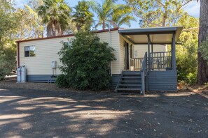 Standard 2 Bedroom Cabin - Pet Friendly | Terrace/patio - Mittagong Holiday Park (Mittagong)